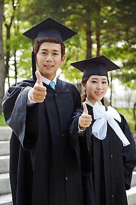 포토 JPG 주간 모자 학생 여자 남자 대학생 학사모 졸업 모션 성공 졸업식 졸업생 미소 웃음 사람 동양인 손짓 상반신 20대 성인 야외 두명 앞모습 아웃포커스 친구 캠퍼스라이프 기쁨 한국인 엄지손가락 최고 가운 졸업가운 만족 졸업사진 청년만 성인만 국내포토 자연요소 모자_잡화 라이프스타일 잡화 옷 교육 감정 뷰포인트 컨셉 손가락 관계 촬영기법 표정 인종 청년 파일형식