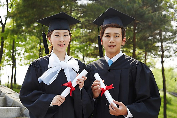 포토 JPG 주간 모자 학생 여자 남자 대학생 학사모 졸업 성공 졸업식 졸업생 미소 웃음 들기 사람 동양인 상반신 20대 성인 야외 두명 아웃포커스 친구 캠퍼스라이프 기쁨 한국인 가운 졸업가운 졸업장 졸업사진 청년만 성인만 국내포토 자연요소 모자_잡화 라이프스타일 잡화 옷 교육 감정 컨셉 관계 모션 촬영기법 표정 인종 청년 파일형식