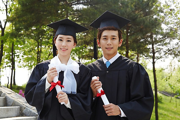 포토 JPG 주간 모자 학생 여자 남자 대학생 학사모 졸업 성공 졸업식 졸업생 미소 웃음 들기 사람 동양인 상반신 20대 성인 야외 두명 아웃포커스 친구 캠퍼스라이프 기쁨 한국인 가운 졸업가운 졸업장 졸업사진 청년만 성인만 국내포토 자연요소 모자_잡화 라이프스타일 잡화 옷 교육 감정 컨셉 관계 모션 촬영기법 표정 인종 청년 파일형식