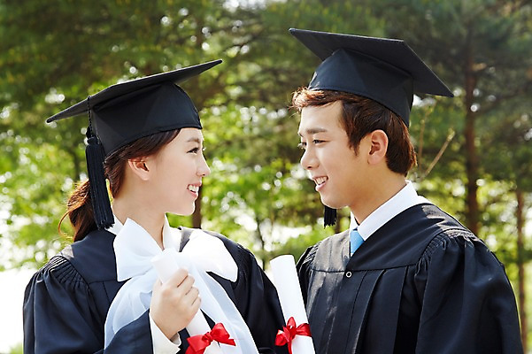 포토 JPG 주간 모자 학생 여자 남자 대학생 학사모 졸업 성공 졸업식 졸업생 미소 웃음 들기 사람 동양인 상반신 20대 성인 야외 두명 아웃포커스 친구 마주보기 캠퍼스라이프 기쁨 한국인 가운 졸업가운 졸업장 졸업사진 청년만 성인만 국내포토 자연요소 모자_잡화 라이프스타일 잡화 옷 교육 감정 컨셉 관계 모션 촬영기법 표정 인종 청년 파일형식