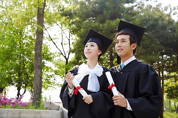 포토 JPG 주간 모자 학생 응시 여자 남자 대학생 학사모 졸업 성공 졸업식 졸업생 미소 웃음 들기 사람 동양인 상반신 20대 성인 야외 두명 옆모습 아웃포커스 친구 캠퍼스라이프 기쁨 한국인 가운 졸업가운 졸업장 졸업사진 청년만 성인만 국내포토 자연요소 모자_잡화 라이프스타일 시선 잡화 옷 교육 감정 뷰포인트 컨셉 관계 모션 촬영기법 표정 인종 청년 파일형식