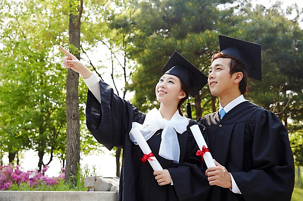 포토 JPG 주간 모자 학생 응시 여자 남자 대학생 학사모 졸업 성공 졸업식 졸업생 미소 웃음 들기 사람 동양인 손짓 상반신 20대 성인 야외 두명 옆모습 아웃포커스 친구 캠퍼스라이프 기쁨 한국인 가리킴 가운 졸업가운 졸업장 졸업사진 청년만 성인만 국내포토 자연요소 모자_잡화 라이프스타일 시선 잡화 옷 교육 감정 뷰포인트 컨셉 관계 모션 촬영기법 표정 인종 청년 파일형식