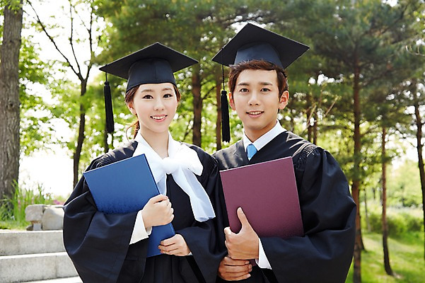 포토 JPG 주간 모자 학생 여자 남자 대학생 학사모 졸업 성공 졸업식 졸업생 미소 웃음 들기 사람 동양인 상반신 20대 성인 야외 두명 앞모습 아웃포커스 친구 캠퍼스라이프 기쁨 한국인 가운 졸업가운 졸업장 졸업사진 졸업앨범 청년만 성인만 국내포토 자연요소 모자_잡화 라이프스타일 잡화 옷 교육 감정 뷰포인트 컨셉 관계 모션 촬영기법 표정 인종 청년 앨범 파일형식