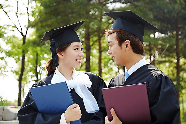 포토 JPG 주간 모자 학생 여자 남자 대학생 학사모 졸업 성공 졸업식 졸업생 미소 웃음 들기 사람 동양인 상반신 20대 성인 야외 두명 앞모습 아웃포커스 친구 마주보기 캠퍼스라이프 기쁨 한국인 가운 졸업가운 졸업장 졸업사진 졸업앨범 청년만 성인만 국내포토 자연요소 모자_잡화 라이프스타일 잡화 옷 교육 감정 뷰포인트 컨셉 관계 모션 촬영기법 표정 인종 청년 앨범 파일형식