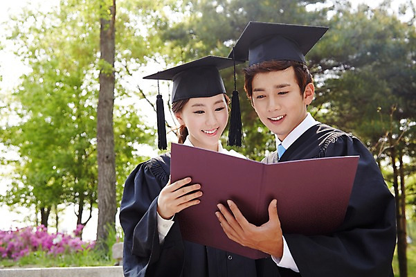 포토 JPG 주간 모자 학생 응시 여자 남자 대학생 학사모 졸업 성공 졸업식 졸업생 미소 웃음 들기 사람 동양인 상반신 20대 성인 야외 두명 앞모습 아웃포커스 친구 캠퍼스라이프 기쁨 한국인 가운 졸업가운 졸업장 졸업사진 졸업앨범 청년만 성인만 국내포토 자연요소 모자_잡화 라이프스타일 시선 잡화 옷 교육 감정 뷰포인트 컨셉 관계 모션 촬영기법 표정 인종 청년 앨범 파일형식