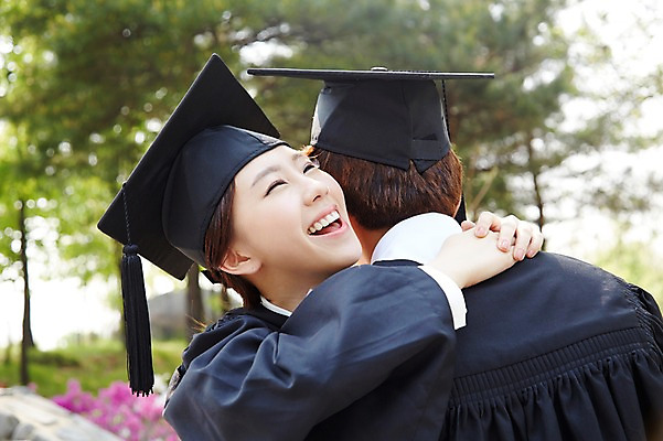 포토 JPG 주간 모자 학생 여자 남자 대학생 학사모 졸업 안기 포옹 성공 졸업식 졸업생 미소 웃음 사람 동양인 상반신 20대 성인 야외 두명 옆모습 아웃포커스 친구 캠퍼스라이프 기쁨 한국인 축하 가운 졸업가운 졸업사진 청년만 성인만 국내포토 자연요소 모자_잡화 라이프스타일 잡화 옷 교육 감정 뷰포인트 컨셉 관계 모션 촬영기법 표정 인종 청년 파일형식