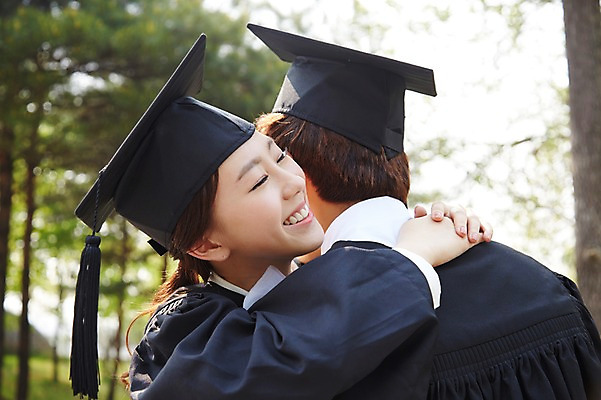 포토 JPG 주간 모자 학생 여자 남자 대학생 학사모 졸업 안기 포옹 성공 졸업식 졸업생 미소 웃음 사람 동양인 상반신 20대 성인 야외 두명 옆모습 아웃포커스 친구 캠퍼스라이프 기쁨 한국인 축하 가운 졸업가운 졸업사진 청년만 성인만 국내포토 자연요소 모자_잡화 라이프스타일 잡화 옷 교육 감정 뷰포인트 컨셉 관계 모션 촬영기법 표정 인종 청년 파일형식