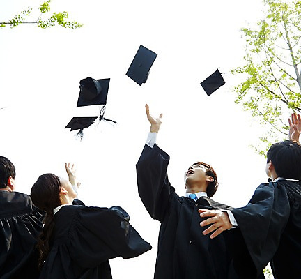 포토 JPG 주간 모자 학생 여자 남자 대학생 로우앵글 학사모 졸업 성공 졸업식 졸업생 사람 동양인 여러명 상반신 20대 성인 야외 앞모습 뒷모습 친구 캠퍼스라이프 기쁨 한국인 가운 졸업가운 던지기 졸업사진 청년만 성인만 국내포토 자연요소 모자_잡화 라이프스타일 잡화 옷 교육 감정 뷰포인트 다수 컨셉 관계 모션 인종 청년 파일형식