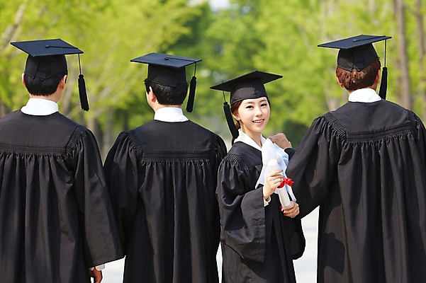 포토 JPG 주간 모자 학생 여자 남자 대학생 학사모 졸업 성공 졸업식 졸업생 서기 미소 웃음 사람 동양인 여러명 상반신 20대 성인 야외 뒷모습 아웃포커스 친구 캠퍼스라이프 기쁨 한국인 가운 졸업가운 졸업장 졸업사진 청년만 성인만 국내포토 자연요소 모자_잡화 라이프스타일 잡화 옷 교육 감정 뷰포인트 다수 컨셉 관계 모션 촬영기법 표정 인종 청년 파일형식