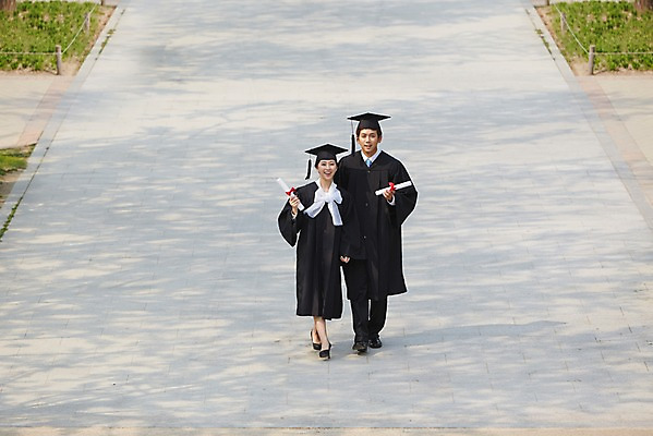 포토 JPG 주간 전신 모자 학생 여자 남자 대학생 학사모 졸업 성공 졸업식 졸업생 서기 미소 웃음 들기 사람 동양인 20대 성인 야외 두명 앞모습 친구 캠퍼스라이프 기쁨 한국인 가운 졸업가운 졸업장 대학교 교정 졸업사진 청년만 성인만 국내포토 자연요소 모자_잡화 라이프스타일 잡화 옷 교육 감정 뷰포인트 컨셉 학교 관계 모션 표정 인종 청년 파일형식