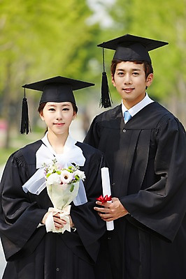 포토 JPG 주간 모자 학생 여자 남자 대학생 꽃다발 학사모 졸업 성공 졸업식 졸업생 서기 미소 웃음 들기 사람 동양인 20대 성인 야외 두명 앞모습 아웃포커스 친구 캠퍼스라이프 기쁨 한국인 가운 졸업가운 졸업장 졸업사진 청년만 성인만 국내포토 자연요소 모자_잡화 라이프스타일 잡화 옷 교육 꽃 감정 뷰포인트 컨셉 관계 모션 촬영기법 표정 인종 청년 파일형식