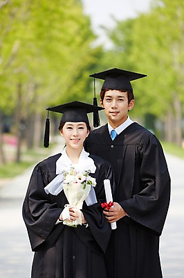 포토 JPG 주간 모자 학생 여자 남자 대학생 꽃다발 학사모 졸업 성공 졸업식 졸업생 서기 미소 웃음 들기 사람 동양인 20대 성인 야외 두명 앞모습 아웃포커스 친구 캠퍼스라이프 기쁨 한국인 가운 졸업가운 졸업장 졸업사진 청년만 성인만 국내포토 자연요소 모자_잡화 라이프스타일 잡화 옷 교육 꽃 감정 뷰포인트 컨셉 관계 모션 촬영기법 표정 인종 청년 파일형식