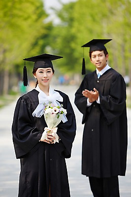 포토 JPG 주간 모자 학생 여자 남자 대학생 꽃다발 학사모 졸업 성공 졸업식 졸업생 서기 미소 웃음 들기 사람 동양인 20대 성인 야외 두명 앞모습 아웃포커스 친구 캠퍼스라이프 기쁨 한국인 축하 가운 졸업가운 박수 졸업사진 청년만 성인만 국내포토 자연요소 모자_잡화 라이프스타일 잡화 옷 교육 꽃 감정 뷰포인트 컨셉 관계 모션 촬영기법 표정 인종 손짓 청년 파일형식