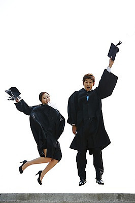 포토 JPG 모자 학생 여자 남자 대학생 학사모 졸업 성공 졸업식 졸업생 웃음 들기 사람 동양인 20대 성인 야외 두명 친구 달리기 계단 캠퍼스라이프 점프 기쁨 한국인 졸업가운 졸업사진 청년만 성인만 국내포토 모자_잡화 라이프스타일 잡화 교육 감정 컨셉 관계 모션 표정 인종 청년 가운 파일형식