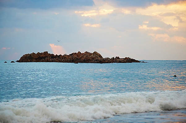 포토 JPG 주간 구름 계절 아시아 파도 바다 섬 자연 하늘 한국 풍경 해변 사람없음 야외 관광지 가을풍경 가을 돌_바위 바위 경주 무덤 경상북도 경상도 문무대왕릉 문무왕릉 수중릉 국내포토 자연요소 나라 여행 생태계 왕릉 파일형식 가을_계절