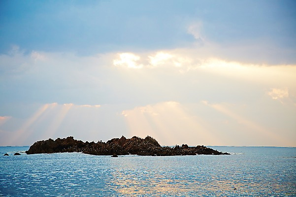 포토 JPG 주간 구름 계절 아시아 바다 섬 자연 하늘 한국 풍경 사람없음 야외 관광지 햇빛 가을풍경 가을 돌_바위 바위 경주 무덤 경상북도 경상도 문무대왕릉 문무왕릉 수중릉 빛무리 국내포토 자연요소 나라 여행 빛 태양 생태계 왕릉 파일형식 가을_계절