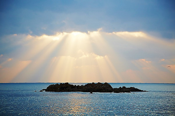 포토 JPG 주간 구름 계절 아시아 바다 섬 자연 하늘 한국 풍경 사람없음 야외 관광지 햇빛 가을풍경 가을 돌_바위 바위 경주 무덤 경상북도 경상도 문무대왕릉 문무왕릉 수중릉 빛무리 국내포토 자연요소 나라 여행 빛 태양 생태계 왕릉 파일형식 가을_계절