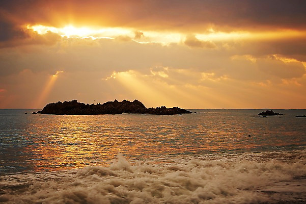 포토 JPG 주간 구름 계절 아시아 파도 바다 섬 자연 하늘 한국 풍경 해변 사람없음 야외 관광지 햇빛 노을 가을풍경 일몰 가을 돌_바위 바위 경주 무덤 경상북도 경상도 문무대왕릉 문무왕릉 수중릉 빛무리 국내포토 자연요소 나라 여행 빛 태양 생태계 왕릉 파일형식 가을_계절