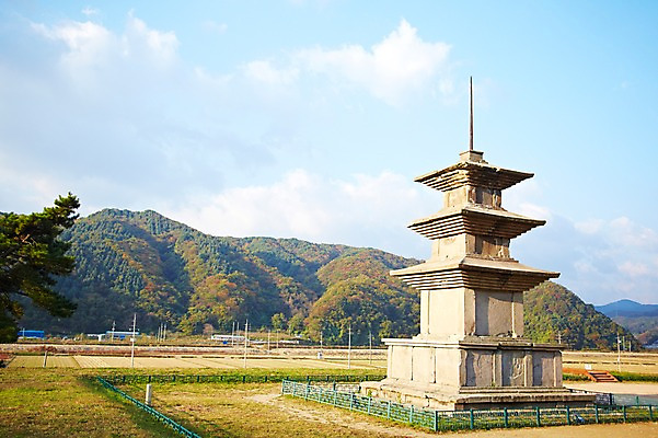 포토 JPG 주간 나무 식물 구름 한국문화 한국전통 전통 건축물 계절 아시아 전통문화 문화 단풍 고건축 유적 한국건축 유적지 자연 하늘 단풍나무 산 한국 풍경 사람없음 야외 관광지 탑 가을풍경 동양건축 문화재 가을 경주 사찰 석탑 경상북도 경상도 3층석탑 감은사지3층석탑 국내포토 자연요소 동양문화 건축 나라 여행 잎 종교건축 경주_경상북도 국보 생태계 파일형식 동양 가을_계절