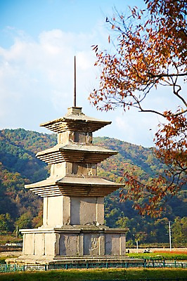포토 JPG 주간 나무 식물 한국문화 한국전통 전통 건축물 계절 아시아 전통문화 문화 단풍 고건축 유적 한국건축 유적지 자연 단풍나무 산 한국 풍경 사람없음 야외 관광지 가을풍경 동양건축 문화재 가을 경주 사찰 경상북도 경상도 감은사지3층석탑 국내포토 자연요소 동양문화 건축 나라 여행 잎 종교건축 경주_경상북도 석탑 국보 생태계 파일형식 동양 가을_계절