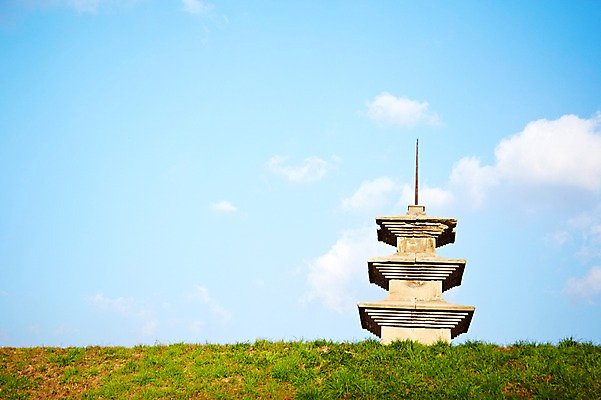 포토 JPG 주간 식물 구름 한국문화 한국전통 전통 건축물 계절 아시아 전통문화 문화 고건축 유적 한국건축 유적지 자연 하늘 한국 풍경 잔디 사람없음 야외 관광지 탑 가을풍경 동양건축 문화재 가을 경주 사찰 석탑 경상북도 경상도 3층석탑 감은사지3층석탑 국내포토 자연요소 동양문화 건축 나라 여행 종교건축 경주_경상북도 국보 생태계 파일형식 동양 가을_계절