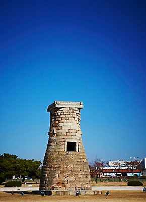 포토 JPG 주간 한국문화 한국전통 전통 건축물 계절 아시아 전통문화 문화 고건축 유적 한국건축 유적지 자연 한국 풍경 사람없음 야외 관광지 가을풍경 동양건축 문화재 가을 경주 경상북도 경상도 첨성대 천문대 국내포토 자연요소 동양문화 건축 나라 여행 경주_경상북도 국보 생태계 파일형식 동양 가을_계절