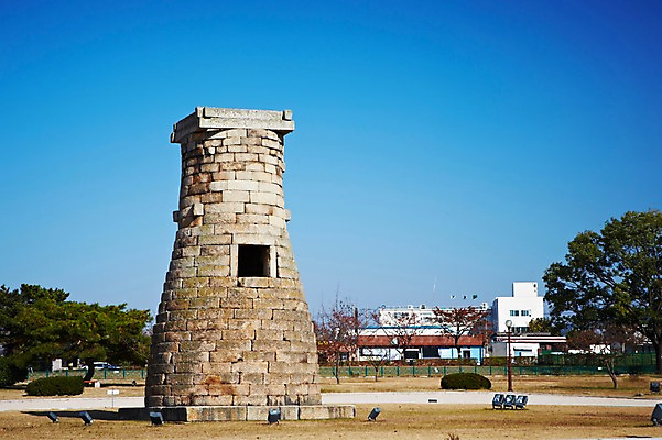포토 JPG 주간 한국문화 한국전통 전통 건축물 계절 아시아 전통문화 문화 고건축 유적 한국건축 유적지 자연 한국 풍경 사람없음 야외 관광지 가을풍경 동양건축 문화재 가을 경주 경상북도 경상도 첨성대 천문대 국내포토 자연요소 동양문화 건축 나라 여행 경주_경상북도 국보 생태계 파일형식 동양 가을_계절