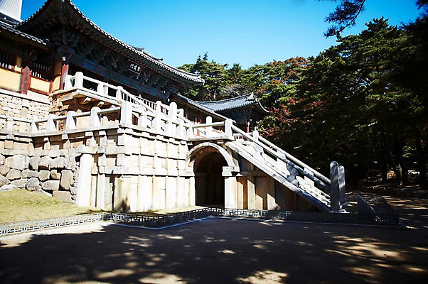 포토 JPG 주간 나무 식물 한국문화 한국전통 전통 건축물 계절 아시아 전통문화 문화 단풍 고건축 유적 한국건축 유적지 자연 단풍나무 한국 풍경 사람없음 야외 관광지 가을풍경 동양건축 문화재 가을 경주 사찰 경상북도 경상도 불국사 국내포토 자연요소 동양문화 건축 나라 여행 잎 종교건축 생태계 랜드마크 파일형식 동양 가을_계절