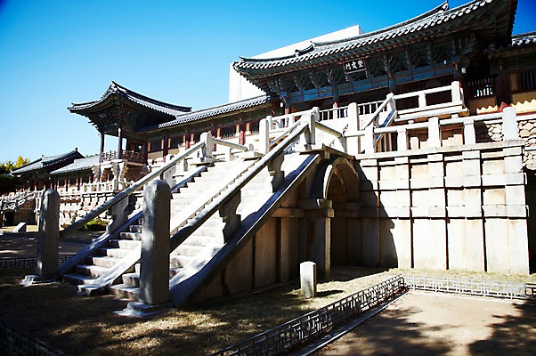 포토 JPG 주간 나무 식물 한국문화 한국전통 전통 건축물 계절 아시아 전통문화 문화 고건축 유적 한국건축 유적지 자연 한국 풍경 사람없음 야외 관광지 계단 가을풍경 동양건축 문화재 가을 경주 사찰 경상북도 경상도 불국사 국내포토 자연요소 동양문화 건축 나라 여행 종교건축 생태계 랜드마크 파일형식 동양 가을_계절