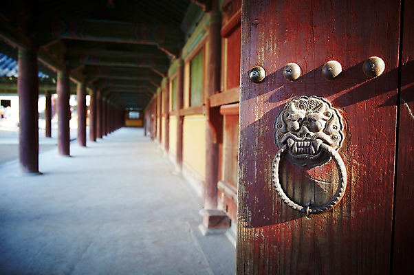 포토 JPG 주간 한국문화 한국전통 전통 건축물 계절 아시아 전통문화 문화 고건축 유적 한국건축 유적지 자연 한국 풍경 사람없음 야외 관광지 문 가을풍경 동양건축 문화재 가을 경주 사찰 경상북도 경상도 문고리 불국사 국내포토 자연요소 동양문화 건축 나라 여행 종교건축 생태계 랜드마크 파일형식 동양 가을_계절