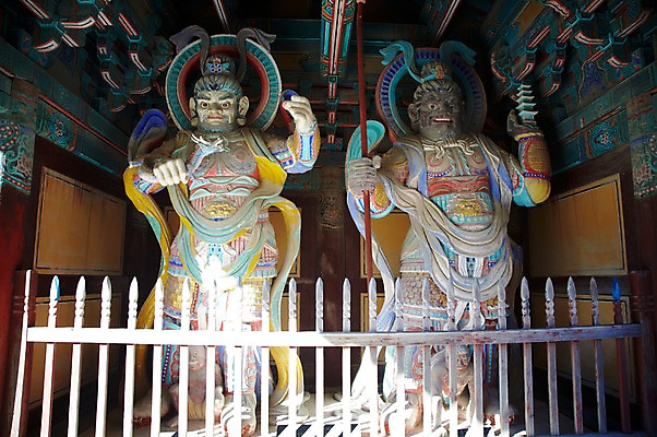 포토 JPG 주간 한국문화 한국전통 전통 건축물 계절 아시아 전통문화 문화 조각 고건축 유적 한국건축 유적지 자연 한국 풍경 사람없음 야외 관광지 울타리 조각상 가을풍경 동양건축 문화재 가을 경주 사찰 경상북도 경상도 사천왕 조각_조소 국내포토 자연요소 동양문화 건축 나라 여행 종교건축 담장 조형물 생태계 조소 파일형식 동양 가을_계절