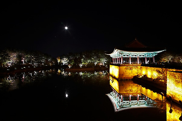 포토 JPG 나무 식물 한국문화 한국전통 전통 건축물 계절 아시아 전통문화 문화 호수 고건축 야경 유적 한국건축 유적지 자연 조명 한국 사람없음 야외 관광지 빛 반사 가을풍경 동양건축 문화재 달 가을 경주 사찰 경상북도 경상도 안압지 국내포토 자연요소 동양문화 건축 나라 여행 종교건축 풍경 경주_경상북도 연못 야간 생태계 파일형식 동양 가을_계절 풍경_경치