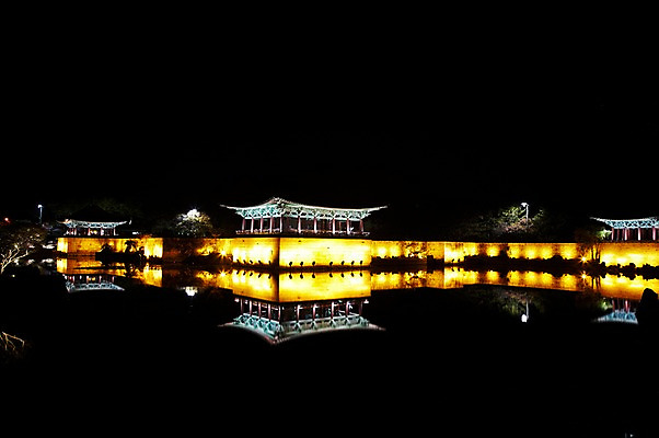 포토 JPG 나무 식물 한국문화 한국전통 전통 건축물 계절 아시아 전통문화 문화 호수 고건축 야경 유적 한국건축 유적지 자연 조명 한국 사람없음 야외 관광지 빛 반사 가을풍경 동양건축 문화재 가을 경주 사찰 경상북도 경상도 안압지 국내포토 동양문화 건축 나라 여행 종교건축 풍경 경주_경상북도 연못 야간 생태계 파일형식 동양 가을_계절 풍경_경치