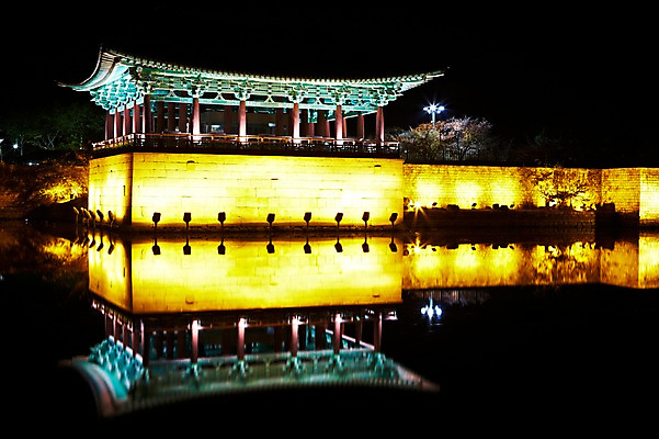 포토 JPG 나무 식물 한국문화 한국전통 전통 건축물 계절 아시아 전통문화 문화 호수 고건축 야경 유적 한국건축 유적지 자연 조명 한국 사람없음 야외 관광지 빛 반사 가을풍경 동양건축 문화재 가을 경주 사찰 경상북도 경상도 안압지 국내포토 동양문화 건축 나라 여행 종교건축 풍경 경주_경상북도 연못 야간 생태계 파일형식 동양 가을_계절 풍경_경치
