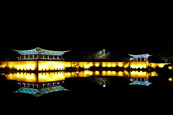 포토 JPG 나무 식물 한국문화 한국전통 전통 건축물 계절 아시아 전통문화 문화 호수 고건축 야경 유적 한국건축 유적지 자연 조명 한국 사람없음 야외 관광지 빛 반사 가을풍경 동양건축 문화재 가을 경주 사찰 경상북도 경상도 안압지 국내포토 동양문화 건축 나라 여행 종교건축 풍경 경주_경상북도 연못 야간 생태계 파일형식 동양 가을_계절 풍경_경치