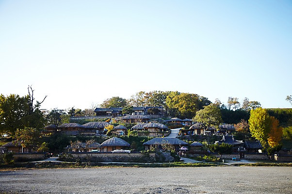 포토 JPG 주간 나무 식물 한국문화 한국전통 전통 건축물 계절 아시아 전통문화 문화 단풍 고건축 한국건축 자연 단풍나무 한국 초가집 기와집 풍경 사람없음 야외 관광지 마을 가을풍경 동양건축 문화재 가을 경주 경상북도 경상도 민속마을 양동마을 국내포토 자연요소 동양문화 건축 나라 여행 잎 한옥 경주_경상북도 생태계 파일형식 동양 가을_계절