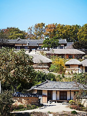 포토 JPG 주간 나무 식물 한국문화 한국전통 전통 건축물 계절 아시아 전통문화 문화 단풍 고건축 한국건축 자연 단풍나무 한국 초가집 기와집 풍경 사람없음 야외 관광지 마을 가을풍경 동양건축 문화재 가을 경주 경상북도 경상도 민속마을 양동마을 국내포토 자연요소 동양문화 건축 나라 여행 잎 한옥 경주_경상북도 생태계 파일형식 동양 가을_계절