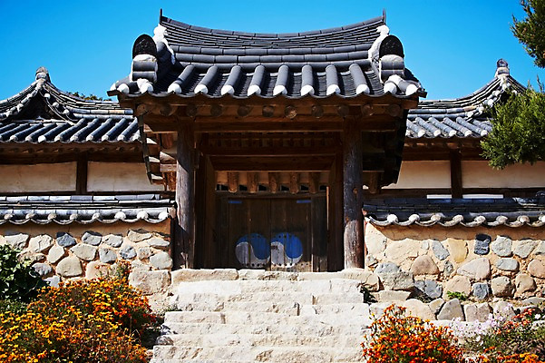 포토 JPG 주간 나무 식물 한국문화 한국전통 전통 건축물 계절 아시아 전통문화 문화 단풍 고건축 한국건축 자연 단풍나무 한국 기와집 풍경 사람없음 야외 관광지 담장 가을풍경 동양건축 문화재 가을 경주 경상북도 경상도 관가정 민속마을 양동마을 국내포토 자연요소 동양문화 건축 나라 여행 잎 한옥 경주_경상북도 생태계 파일형식 동양 가을_계절