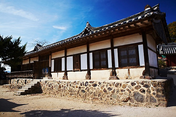 포토 JPG 주간 나무 식물 한국문화 한국전통 전통 건축물 계절 아시아 전통문화 문화 고건축 한국건축 자연 한국 기와집 풍경 사람없음 야외 관광지 가을풍경 동양건축 문화재 가을 경주 경상북도 경상도 관가정 민속마을 양동마을 국내포토 자연요소 동양문화 건축 나라 여행 한옥 경주_경상북도 생태계 파일형식 동양 가을_계절