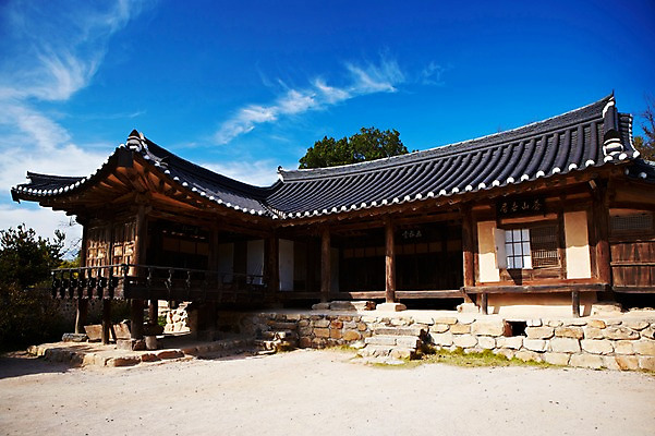 포토 JPG 주간 나무 식물 한국문화 한국전통 전통 건축물 계절 아시아 전통문화 문화 고건축 한국건축 자연 한국 기와집 풍경 사람없음 야외 관광지 가을풍경 동양건축 문화재 가을 경주 경상북도 경상도 무첨당 민속마을 양동마을 국내포토 자연요소 동양문화 건축 나라 여행 한옥 경주_경상북도 생태계 파일형식 동양 가을_계절