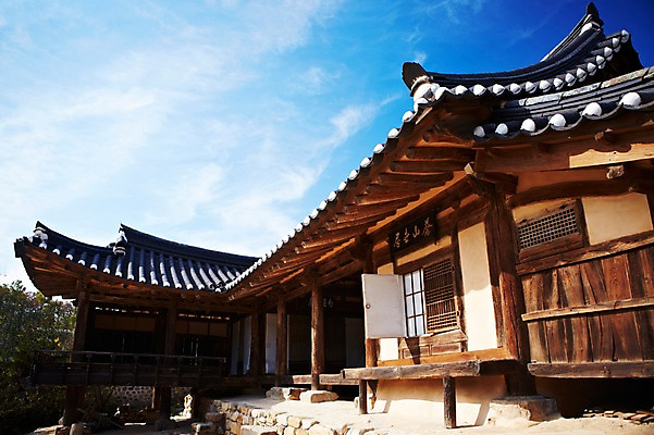 포토 JPG 주간 나무 식물 한국문화 한국전통 전통 건축물 계절 아시아 전통문화 문화 고건축 한국건축 자연 한국 기와집 풍경 사람없음 야외 관광지 가을풍경 동양건축 문화재 가을 경주 경상북도 경상도 무첨당 민속마을 양동마을 국내포토 자연요소 동양문화 건축 나라 여행 한옥 경주_경상북도 생태계 파일형식 동양 가을_계절