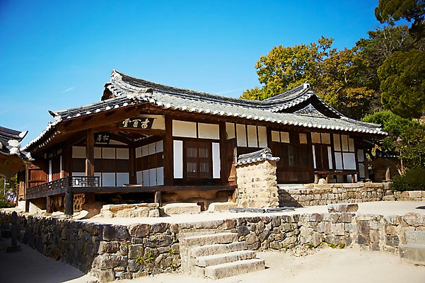 포토 JPG 주간 나무 식물 한국문화 한국전통 전통 건축물 계절 아시아 전통문화 문화 단풍 고건축 한국건축 자연 단풍나무 한국 기와집 풍경 사람없음 야외 관광지 계단 가을풍경 동양건축 문화재 가을 경주 경상북도 경상도 민속마을 서백당 양동마을 국내포토 자연요소 동양문화 건축 나라 여행 잎 한옥 경주_경상북도 생태계 파일형식 동양 가을_계절