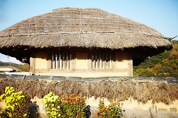 포토 JPG 주간 나무 식물 한국문화 한국전통 전통 건축물 계절 아시아 전통문화 문화 단풍 고건축 한국건축 자연 단풍나무 한국 초가집 풍경 사람없음 야외 관광지 가을풍경 동양건축 문화재 가을 경주 경상북도 경상도 민속마을 양동마을 국내포토 자연요소 동양문화 건축 나라 여행 잎 한옥 경주_경상북도 생태계 파일형식 동양 가을_계절