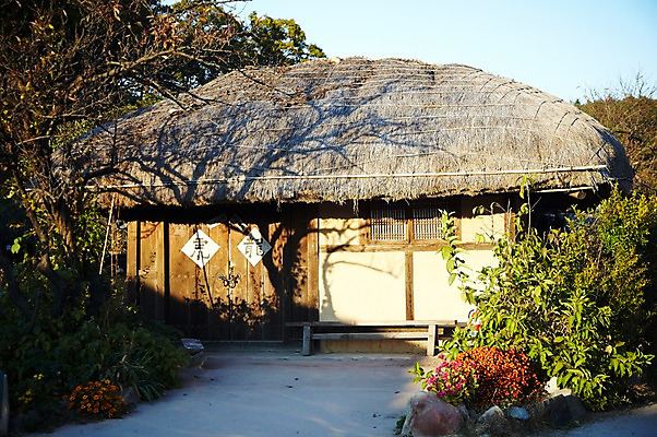 포토 JPG 주간 나무 식물 한국문화 한국전통 전통 건축물 계절 아시아 전통문화 문화 단풍 고건축 한국건축 자연 단풍나무 한국 초가집 풍경 사람없음 야외 관광지 가을풍경 동양건축 문화재 가을 경주 경상북도 경상도 민속마을 양동마을 국내포토 자연요소 동양문화 건축 나라 여행 잎 한옥 경주_경상북도 생태계 파일형식 동양 가을_계절