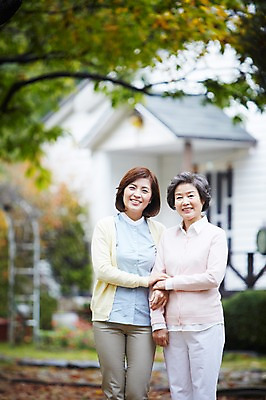 포토 JPG 주간 나무 식물 라이프스타일 계절 여자 노년 딸 할머니 단풍 낙엽 가족 모녀 엄마 휴식 대가족 주택 서기 미소 웃음 사람 동양인 성인 야외 두명 아웃포커스 30대 부모 손잡기 산책 산책로 한국인 가을 자녀 가족라이프 60대 며느리 상쾌 시어머니 전원생활 여자만 국내포토 자연요소 감정 길 컨셉 잎 관계 모션 촬영기법 표정 인종 건물 생활 장년 파일형식 시부모님