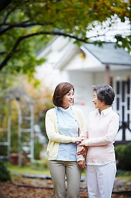 포토 JPG 주간 나무 식물 라이프스타일 계절 여자 노년 딸 할머니 단풍 낙엽 가족 모녀 엄마 휴식 대가족 주택 서기 미소 웃음 사람 동양인 성인 야외 두명 아웃포커스 30대 부모 마주보기 손잡기 산책 산책로 한국인 가을 자녀 가족라이프 60대 며느리 상쾌 시어머니 전원생활 여자만 국내포토 자연요소 감정 길 컨셉 잎 관계 모션 촬영기법 표정 인종 건물 생활 장년 파일형식 시부모님