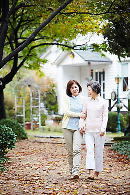 포토 JPG 주간 전신 나무 식물 라이프스타일 계절 여자 노년 딸 할머니 단풍 낙엽 가족 모녀 엄마 휴식 대가족 주택 미소 웃음 사람 동양인 성인 야외 두명 아웃포커스 30대 부모 걷기 손잡기 산책 산책로 한국인 가을 자녀 가족라이프 60대 며느리 상쾌 시어머니 전원생활 여자만 국내포토 자연요소 감정 길 컨셉 잎 관계 모션 촬영기법 표정 인종 건물 생활 장년 파일형식 시부모님