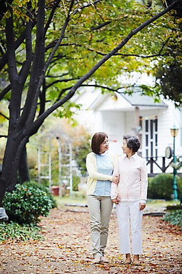 포토 JPG 주간 전신 나무 식물 라이프스타일 계절 여자 노년 딸 할머니 단풍 낙엽 가족 모녀 엄마 휴식 대가족 주택 미소 웃음 사람 동양인 성인 야외 두명 아웃포커스 30대 부모 마주보기 걷기 손잡기 산책 산책로 한국인 가을 자녀 가족라이프 60대 며느리 상쾌 시어머니 전원생활 여자만 국내포토 자연요소 감정 길 컨셉 잎 관계 모션 촬영기법 표정 인종 건물 생활 장년 파일형식 시부모님