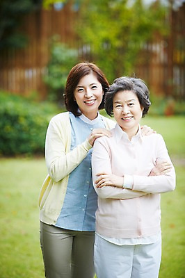 포토 JPG 주간 라이프스타일 여자 노년 딸 할머니 가족 모녀 엄마 휴식 대가족 서기 미소 웃음 사람 동양인 잔디 성인 야외 두명 앞모습 아웃포커스 30대 부모 팔짱 정원 한국인 자녀 가족라이프 60대 며느리 상쾌 시어머니 전원생활 여자만 국내포토 자연요소 식물 감정 뷰포인트 컨셉 관계 모션 촬영기법 표정 인종 생활 장년 파일형식 시부모님