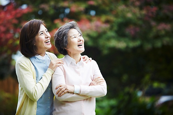 포토 JPG 주간 나무 식물 라이프스타일 응시 계절 여자 노년 딸 할머니 가족 모녀 엄마 휴식 대가족 사람 동양인 상반신 성인 야외 두명 옆모습 아웃포커스 30대 부모 정원 한국인 가을 자녀 가족라이프 60대 며느리 상쾌 시어머니 전원생활 여자만 국내포토 자연요소 시선 감정 뷰포인트 컨셉 관계 촬영기법 인종 생활 장년 파일형식 시부모님